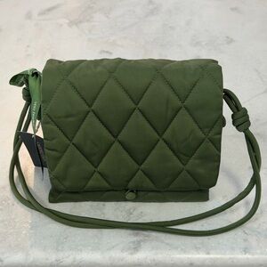 NWT Vera Bradley Performance
Twill Baird Hipster Quilted Bronze Green Crossbody